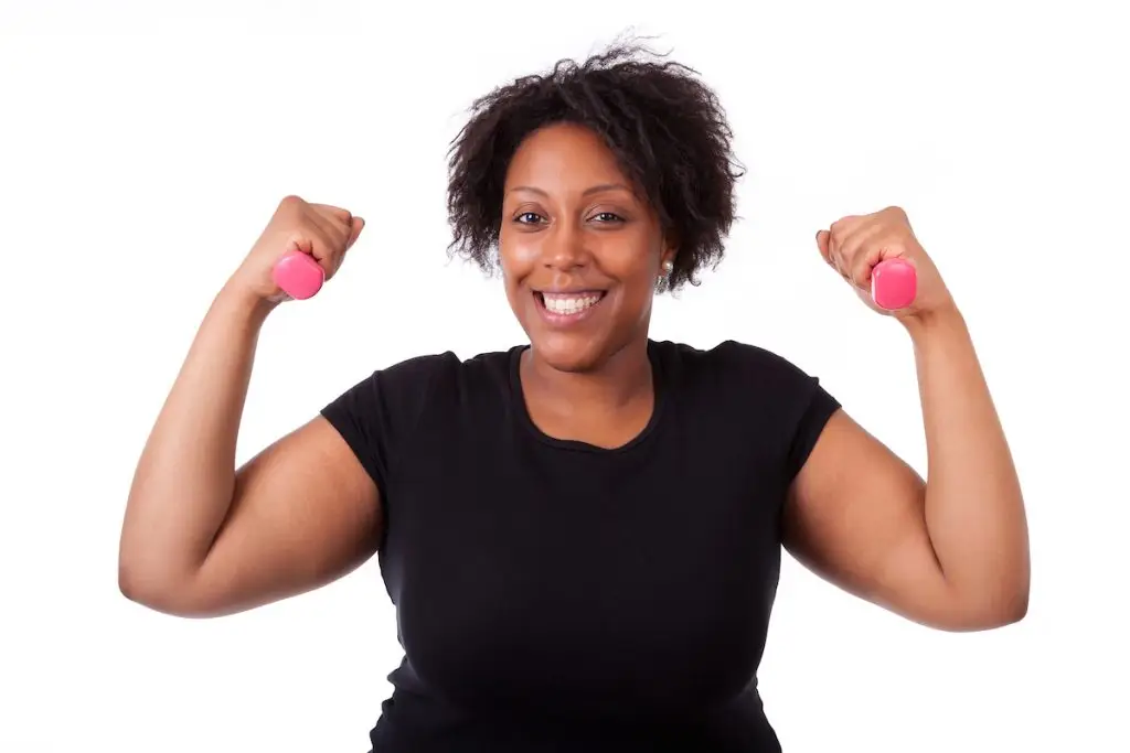 Woman lifting small pink hand weights